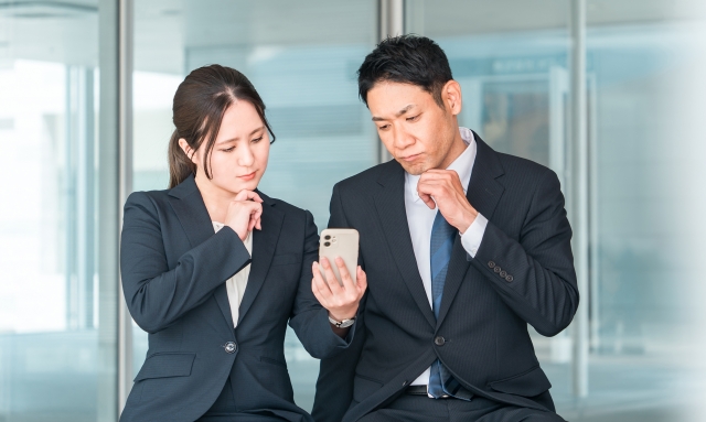 なやむビジネスパーソン