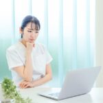 業務で悩む医療従事者の女性
